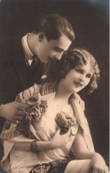 COUPLES - Homme Caressant Sa Femme - Carte Postale Ancienne - Couples