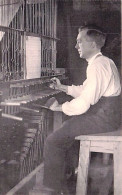 BRUGGE - BRUGES - Le Carillonneur Nauwelaerts Devant Son Clavier - Brugge