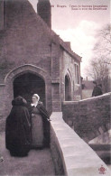 BRUGGE - BRUGES - Types De Femmes Brugeoises Dans La Cour Gruuthuse - Brugge