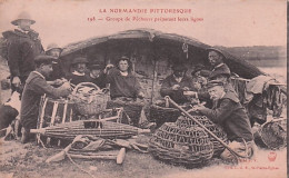 La Normandie Pittoresque -  Groupe De Pêcheurs Préparant Leurs Lignes - Basse-Normandie