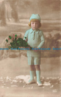 R676074 Children In Blue Clothes. Flowers. 1918 - Monde