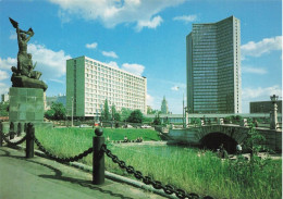 RUSSIE - Moscow - View Of The CMEA Building And The Monument To Those Who Fought At The Baricades - Animé- Carte Postale - Rusland