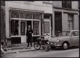 Photo Du Mathématicien Michel Sintzoff à Bruxelles Devant Une Vitrine En Sept 1969, Volkswagen Type 3, Moto, Automobile - Lieux