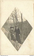 CARTE PHOTO NON IDENTIFIEE REPRESENTANT  2 FEMMES SUR UN ROCHER DANS UNE FORET - To Identify