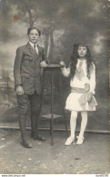 CARTE PHOTO NON IDENTIFIEE REPRESENTANT  DEUX JEUNES GENS FRERE ET SOEUR DANS LE STUDIO GUILLEMINOT PARIS - To Identify