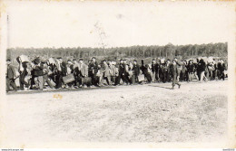 CARTE PHOTO NON IDENTIFIEE  APPELES DU CONTINGENT QUI DEBARQUENT DU TRAIN ET SONT ACCOMPAGNES POUR REJOINDRE LA CASERNE - A Identifier