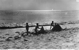 17 ILE D'OLERON EFFET DE CONTRE JOUR ENFANTS JOUANT SUR LA PLAGE CPSM - Ile D'Oléron