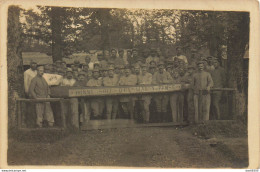 CARTE PHOTO GROUPE DE SOLDATS DERRIERE UNE BANDEROLE HONNI SOIT QUI MAL Y PENSE - A Identifier