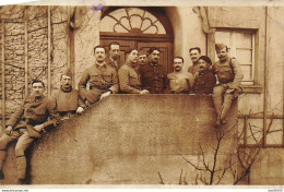 CARTE PHOTO NON IDENTIFIEE REPRESENTANT DES SOLDATS DANS DES ESCALIERS DERRIERE UN MURET - Zu Identifizieren