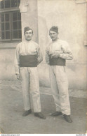 CARTE PHOTO NON IDENTIFIEE REPRESENTANT DEUX SOLDATS AVEC CALOT ET LARGE CEINTURE DE TISSUS - Zu Identifizieren