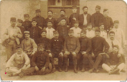 CARTE PHOTO NON IDENTIFIEE REPRESENTANT UN GROUPE DE SOLDATS PRENANT LA POSE - To Identify