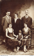 CARTE PHOTO NON IDENTIFIEE REPRESENTANT UNE FAMILLE POSANT DANS UN STUDIO PHOTO - A Identifier