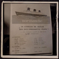 RARE Photo Ancienne Petit Format Affiche Bateau Paquebot Le Normandie, Publicité (?) En Espagnol, 6,2 X 6,2 Cm - Boats