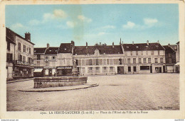 77 LA FERTE GAUCHER PLACE DE L'HOTEL DE VILLE ET LA POSTE CARTE COLORISEE - La Ferte Gaucher