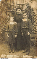 CARTE PHOTO NON IDENTIFIEE UNE FEMME ET SES DEUX FILS DANS LE JARDIN - A Identifier