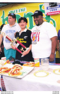 CHAMPIONNAT DU MONDE DES MANGEURS DE HOT DOG NEW YORK N° 4 PHOTO DE PRESSE ANGELI - Sports