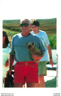 JEAN PAUL BELMONDO ET SON CHIEN A SAINT TROPEZ PHOTO DE PRESSE ANGELI - Célébrités