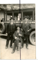 CARTE PHOTO A Identifier. CPA . 3 Hommes Endimanchés Devant Une Voiture , Automobile, Transport, Visite, Voyage - Photographie