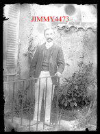 Un Homme Sur Le Balcon De Son Jardin, à Identifier - Plaque De Verre - Taille 88 X 118 Mlls - Glasdias
