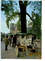 CPSM  10.5 X 15 PARIS  "Bouquinistes" Des Quais De La Seine    Notre Dame - De Seine En Haar Oevers