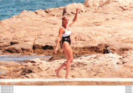 LADY DIANA SPENCER A SAINT TROPEZ 07/1997 AVEC SON MAILLOT DE BAIN   PHOTO DE PRESSE  AGENCE ANGELI  24X18CM R8 - Célébrités