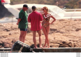 LADY DIANA SPENCER A SAINT TROPEZ 07/1997 AVEC SON MAILLOT DE BAIN LEOPARD  PHOTO DE PRESSE  AGENCE ANGELI  24X18CM R1 - Beroemde Personen