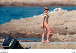 LADY DIANA SPENCER A SAINT TROPEZ 07/1997 AVEC SON MAILLOT DE BAIN LEOPARD  PHOTO DE PRESSE  AGENCE ANGELI  24X18CM R5 - Beroemde Personen