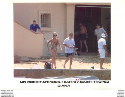 PHOTO DE PRESSE ORIGINALE  LADY DIANA SPENCER A SAINT TROPEZ 07/1997 FORMAT 21X15CM - Beroemde Personen