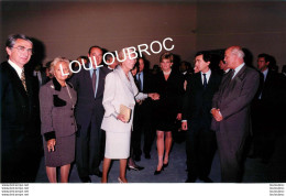 LADY DIANA EXPOSITION PAUL CEZANNE 1995 AVEC JACQUES CHIRAC SON EPOUSE ET MME POMPIDOU PHOTO PRESSE ANGELI 27X18CM - Famous People