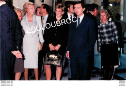 LADY DIANA EXPOSITION PAUL CEZANNE 1995 MADAME CHIRAC  ET MME POMPIDOU PHOTO PRESSE ANGELI 27X18CM - Berühmtheiten