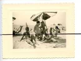 PHOTOGRAPHIE . CANNES 1955 Men. Boy . Homme . Torse Nu En Slip De Bain Short . Hommes , Femmes, Vacance, Plage, Parasol - Personnes Anonymes