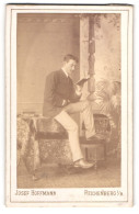 Fotografie Josef Hoffmann, Reichenberg I. B., Schlossgasse 3, Junger Herr Beim Lesen  - Personnes Anonymes