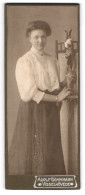 Fotografie Adolf Behrmann, Visselhövede, Junge Dame In Rock Und Bluse  - Personnes Anonymes
