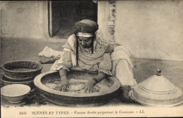 CPA Scenes Et Types, Maghreb, Femme Arabe Preparant Le Couscous, Frau Bereitet Essen Zu - Trachten