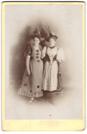 Fotografie H. Bogler, Frankfurt / Main, Portrait Zwei Junge Damen Zum Fasching In Kostümen, Tracht  - Personnes Anonymes