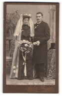 Fotografie Atelier Berger, Kempten, Portrait Brautpaar Im Schwarzen Hochzeitskleid Und Im Anzug, Brautstrauss  - Personnes Anonymes