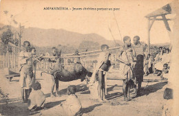 Madagascar - AMPASIMÉRIA - Jeunes Chrétiens Portant Un Porc Sauvage - Ed. Inconnu  - Madagaskar