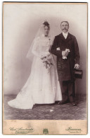 Fotografie Carl Lambrecht, Hannover, Brautpaar Im Hochzeitskleid Und Im Anzug Mit Zylinder  - Personnes Anonymes