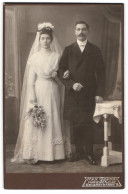 Fotografie Max Caspari, Harburg A. D. Elbe, Junges Ehepaar Im Hochzeitskleid Und Im Anzug  - Personnes Anonymes
