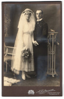 Fotografie A. Kaltenmark, Ludwigshafen A. Rh., Junges Brautpaar Posiert Im Hochzeitskleid Und Im Anzug Hand In Hand  - Personnes Anonymes