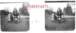 Plaque De Verre En Stéréo - Au Bois En Mars 1911 - Quatre Personnes Bien Habillées, à Identifier - Taille 43 X 107 Mlls - Plaques De Verre