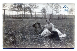 Carte Photo De Deux Femmes élégante Avec Un Chien Allongé Dans L'herbe A La Campagne Vers 1920 - Personas Anónimos