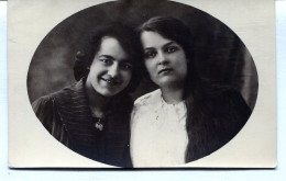 Carte Photo De Deux Femmes élégante Posant Dans Un Studio Photo - Personas Anónimos