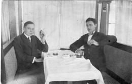 Carte Photo De Deux Homme élégant  Fumant Leurs Cigarette Dans La Salle D'un Restaurant Vers 1920 - Personas Anónimos