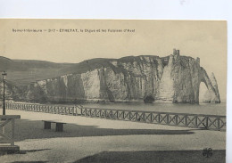 76254 01 01-41#0+16 - ETRETAT - LA DIGUE ET LES FALAISES D'AVAL - Etretat