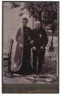 Fotografie Heinrich Behning, Buxtehude, Hochzeitspaar Im Schwarzen Brautkleid Und Im Anzug Mit Zylinder  - Anonymous Persons