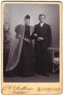 Fotografie W. Matthias, Seifhennersdorf, Ehepaar Ernst Und Minna Im Schwarzen Brautkleid Und Im Anzug  - Anonymous Persons