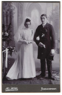Fotografie Jos. Hiller, Habelschwerdt, Brautpaar Aus Niederschlesien Im Hochzeitskleid Und Anzug Mit Zylinder  - Personnes Anonymes
