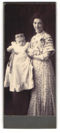 Fotografie W. Rittner, Mühlberg A. E., Junge Mutter Mit Ihrem Kind Im Atelier, Mutterglück  - Personnes Anonymes