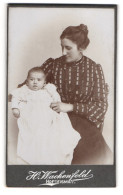 Fotografie H. Wachenfeld, Hofgeismar, Junge Mutter Mit Ihrem Kind Auf Dem Schoss, Mutterglück  - Personnes Anonymes